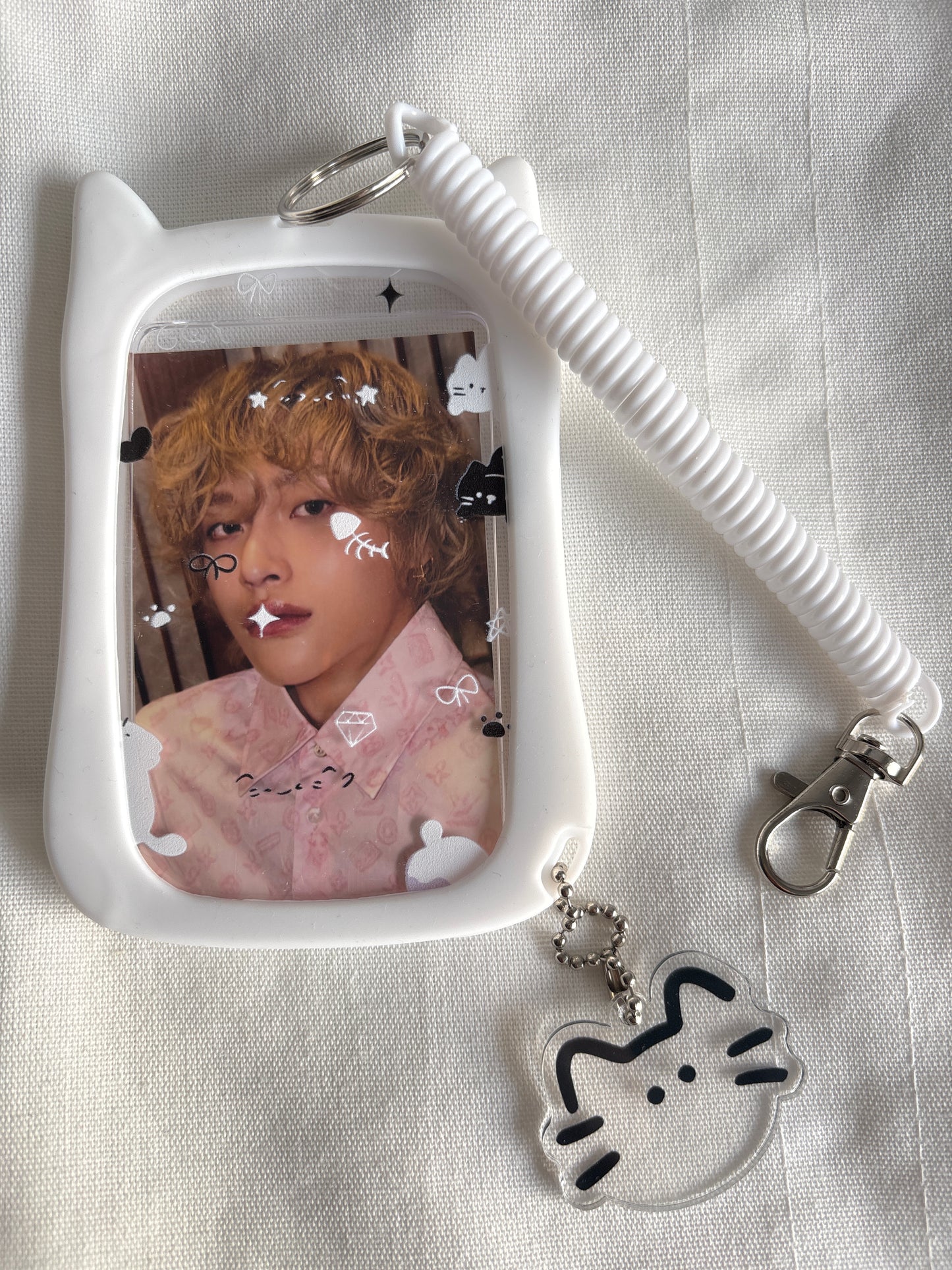 SOOO CUTE KPOP PHOTOCARD CUSHION HOLDER (WHITE & BLACK)